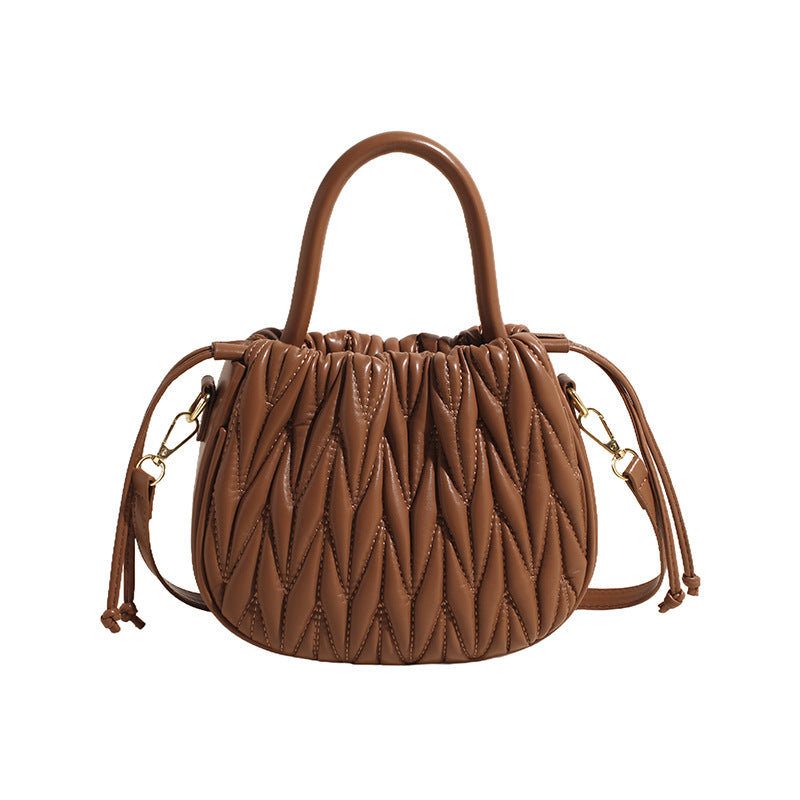 VAKKV 2025 Hand carrying fashionable pleated bucket bag women's popular new Korean version trendy shoulder bag for commuting to work large-capacity women's bag