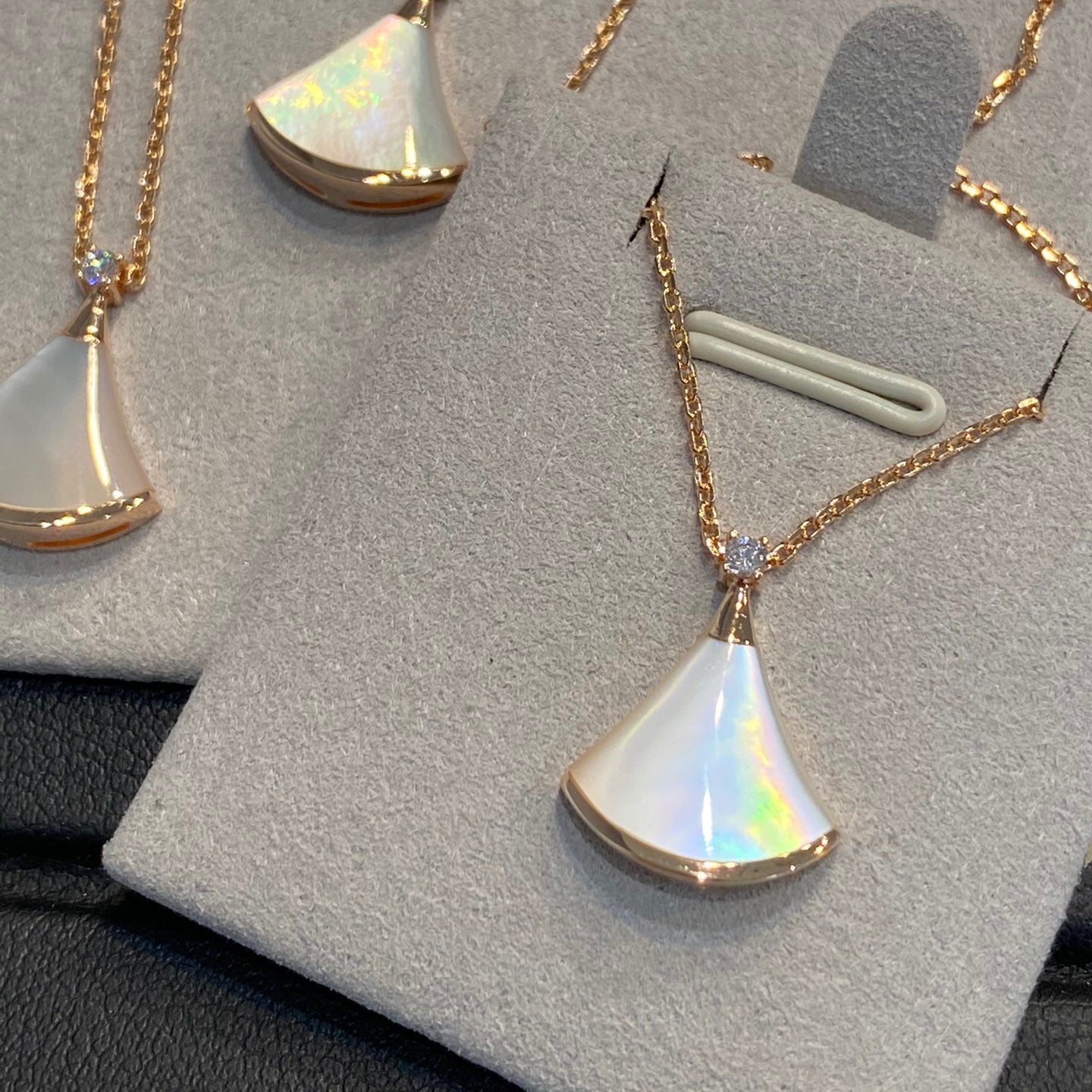 V Gold Small Skirt Necklace 2 Generation Moissanite Small Fan-Shaped 18K Rose Gold White Mother Shell Fritillary Carnelian Clavicle Chain
