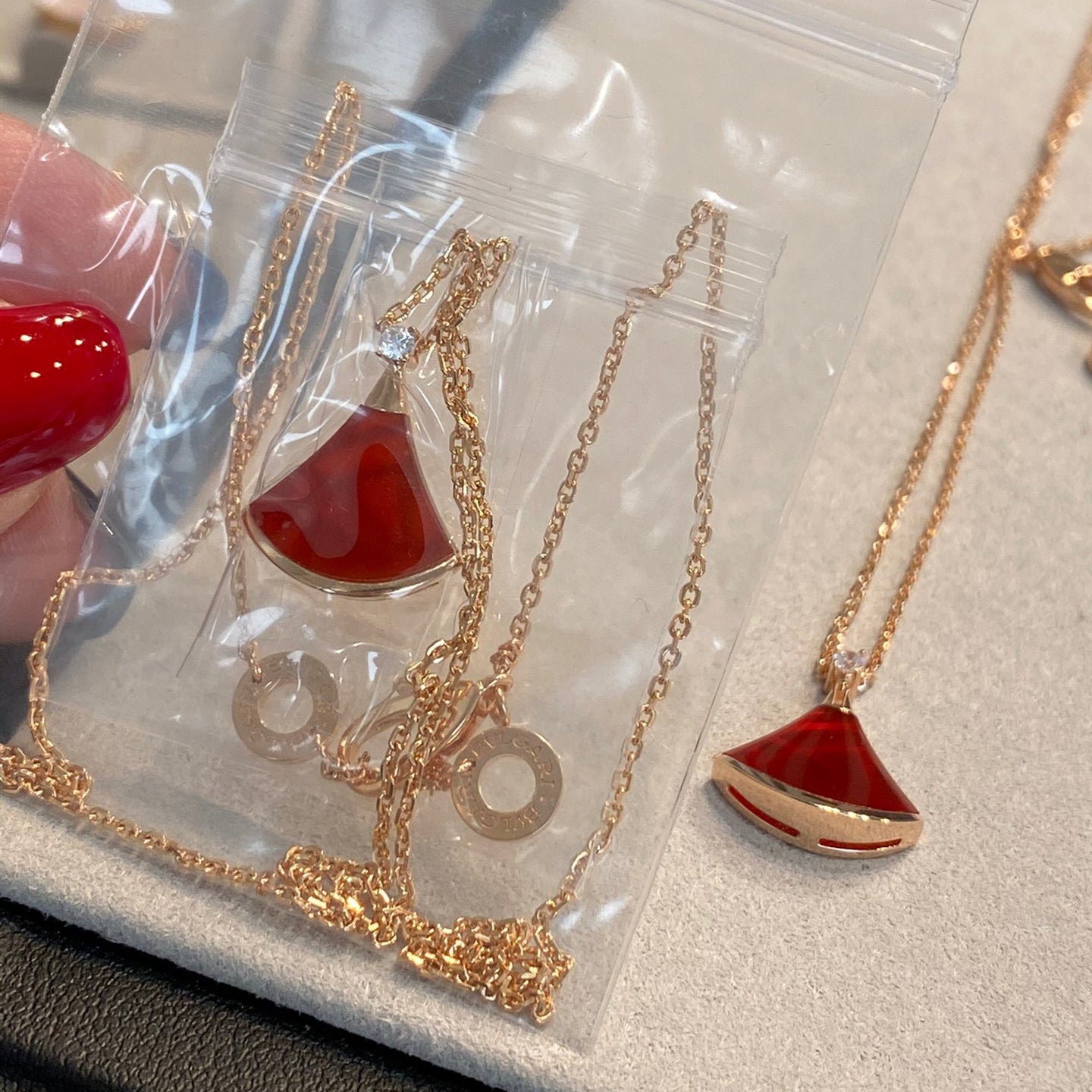 V Gold Small Skirt Necklace 2 Generation Moissanite Small Fan-Shaped 18K Rose Gold White Mother Shell Fritillary Carnelian Clavicle Chain
