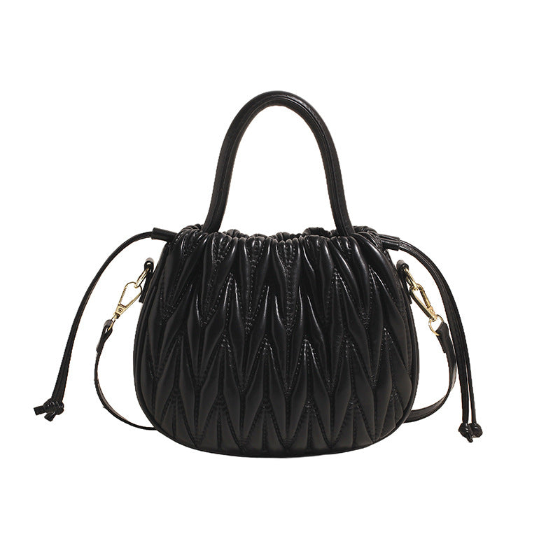 VAKKV 2025 Hand carrying fashionable pleated bucket bag women's popular new Korean version trendy shoulder bag for commuting to work large-capacity women's bag
