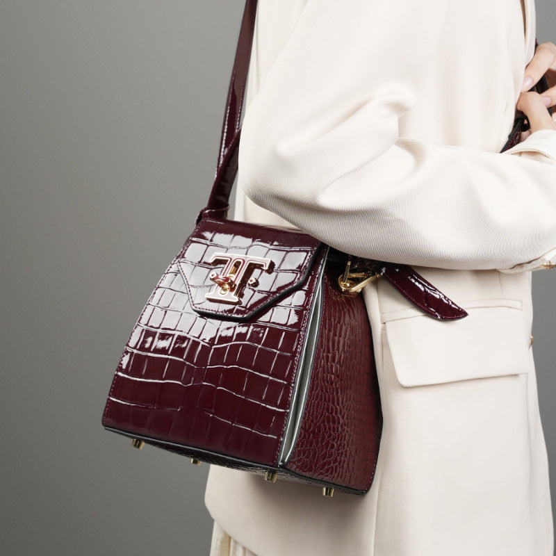 VAKKV 2025 popular autumn new leather niche design cigarette case bag light luxury high-end crocodile pattern portable oblique span box women's bag