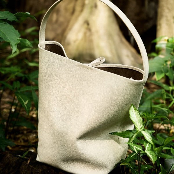 2025 The first layer of cowhide large-capacity women's bag versatile bucket bag popular new commuter shoulder bag lazy wind tote bag