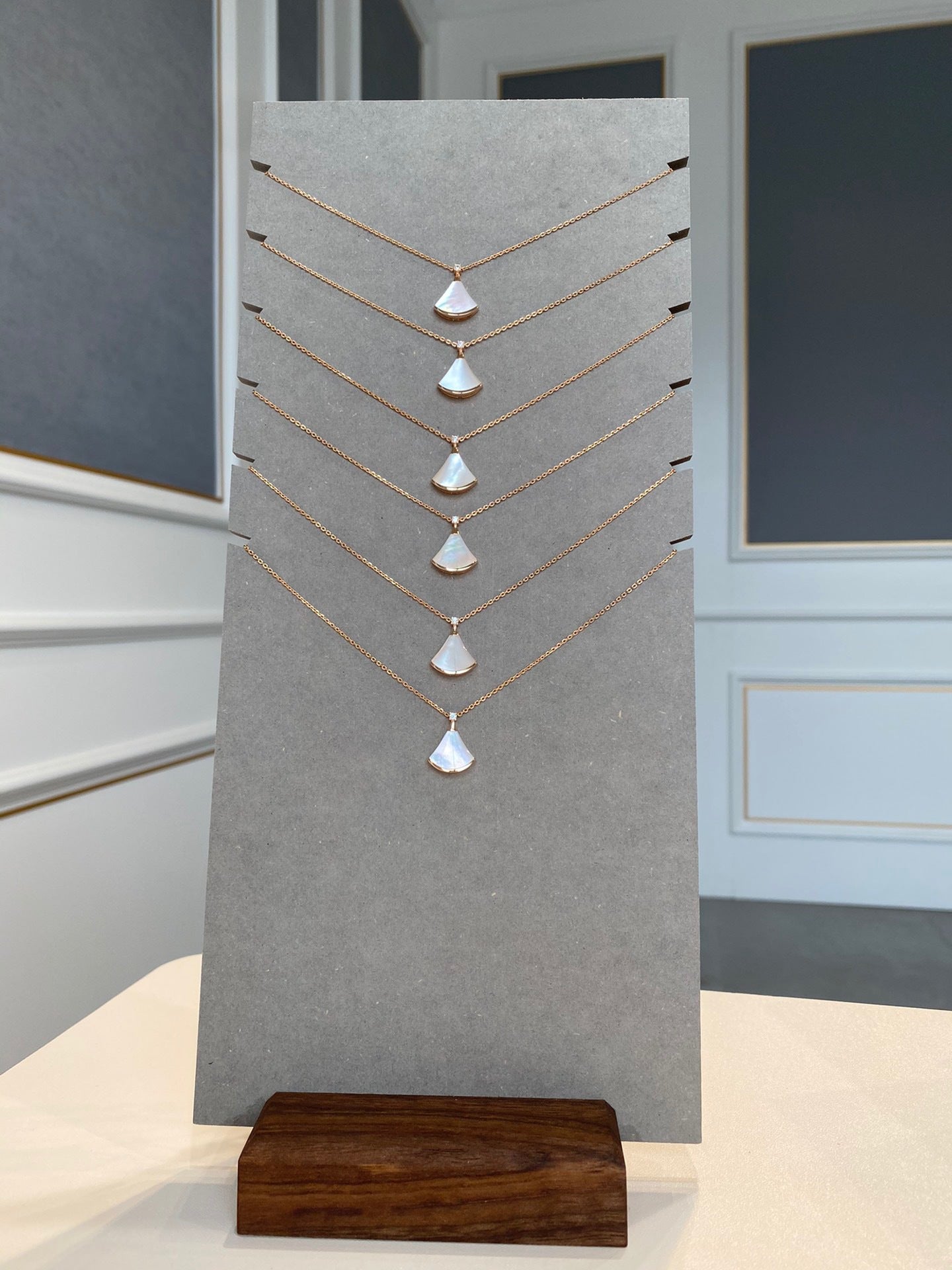 V Gold Small Skirt Necklace 2 Generation Moissanite Small Fan-Shaped 18K Rose Gold White Mother Shell Fritillary Carnelian Clavicle Chain