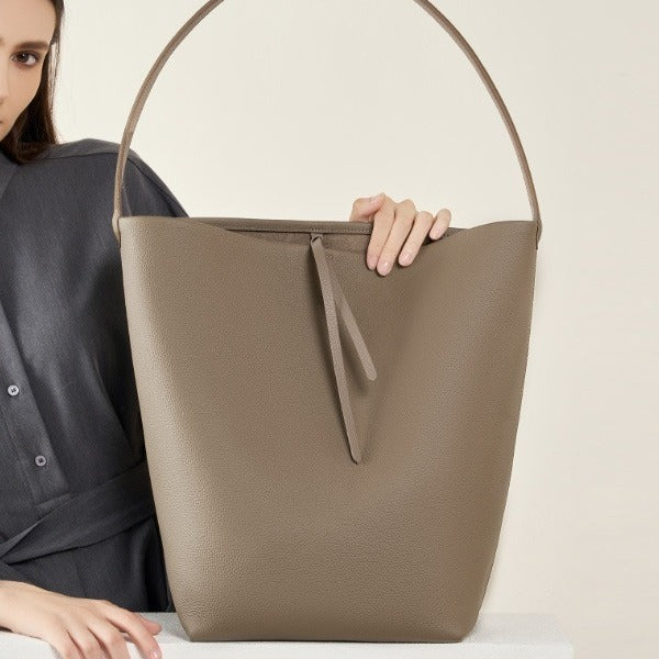 2025 The first layer of cowhide large-capacity women's bag versatile bucket bag popular new commuter shoulder bag lazy wind tote bag