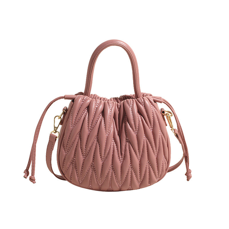 VAKKV 2025 Hand carrying fashionable pleated bucket bag women's popular new Korean version trendy shoulder bag for commuting to work large-capacity women's bag