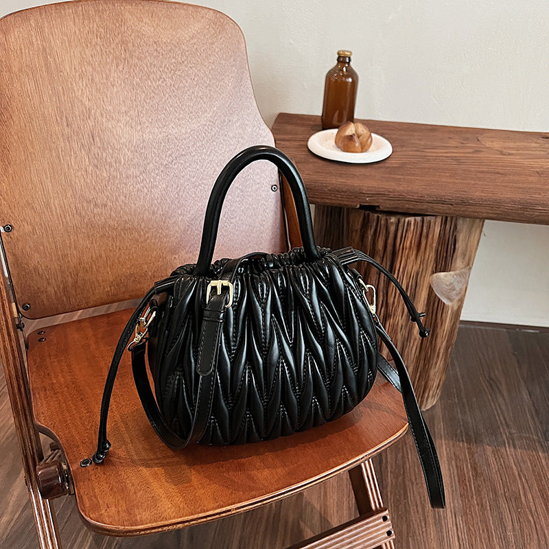 VAKKV 2025 Hand carrying fashionable pleated bucket bag women's popular new Korean version trendy shoulder bag for commuting to work large-capacity women's bag