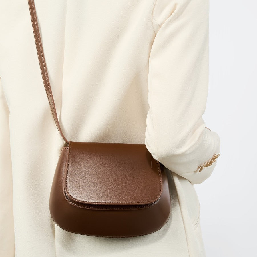 2025 Niche fashion shoulder women's bag new chestnut bag texture retro saddle bag messenger bag