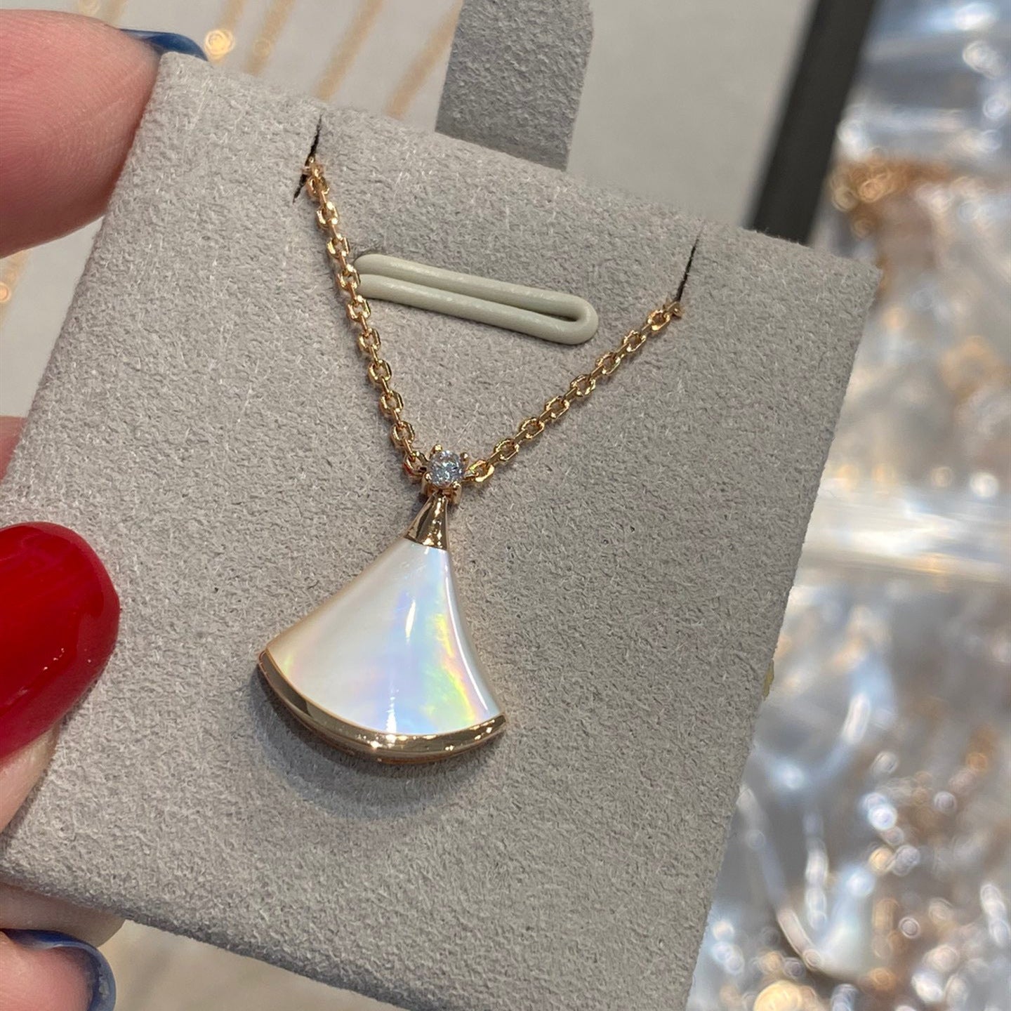 V Gold Small Skirt Necklace 2 Generation Moissanite Small Fan-Shaped 18K Rose Gold White Mother Shell Fritillary Carnelian Clavicle Chain