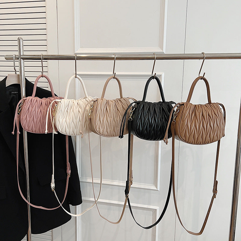 VAKKV 2025 Hand carrying fashionable pleated bucket bag women's popular new Korean version trendy shoulder bag for commuting to work large-capacity women's bag