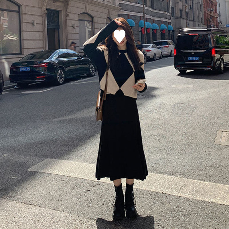 Knitted skirt 2025 spring new Hong Kong style retro suit skirt fragrant sweater skirt thin two-piece women's clothing