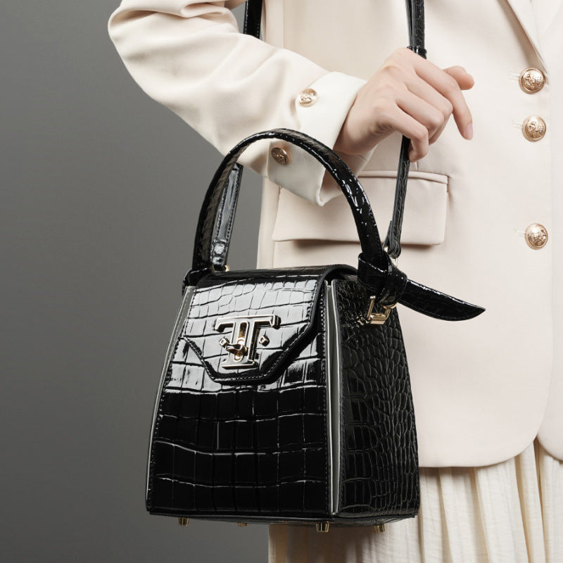 VAKKV 2025 popular autumn new leather niche design cigarette case bag light luxury high-end crocodile pattern portable oblique span box women's bag