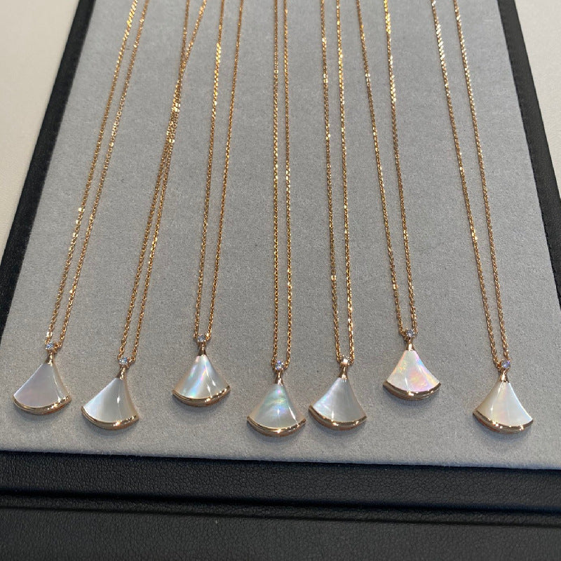 V Gold Small Skirt Necklace 2 Generation Moissanite Small Fan-Shaped 18K Rose Gold White Mother Shell Fritillary Carnelian Clavicle Chain