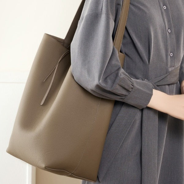2025 The first layer of cowhide large-capacity women's bag versatile bucket bag popular new commuter shoulder bag lazy wind tote bag