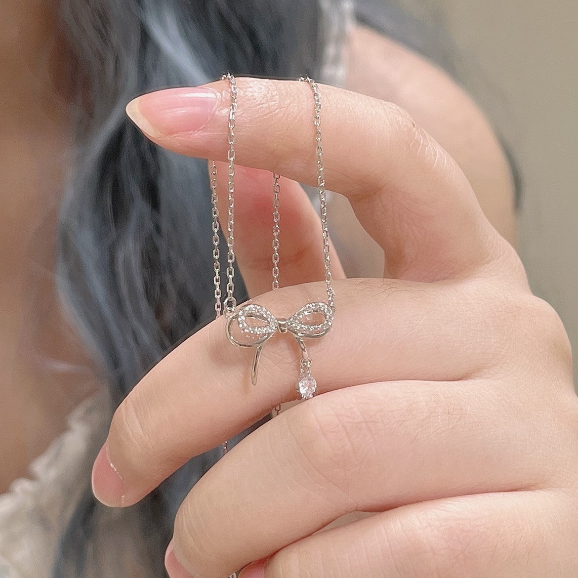 VAKKV Bow Necklace Pendant Girl Heart Fresh Diamond Inlaid Clavicle Chain Gift Niche Design All-Match Necklace