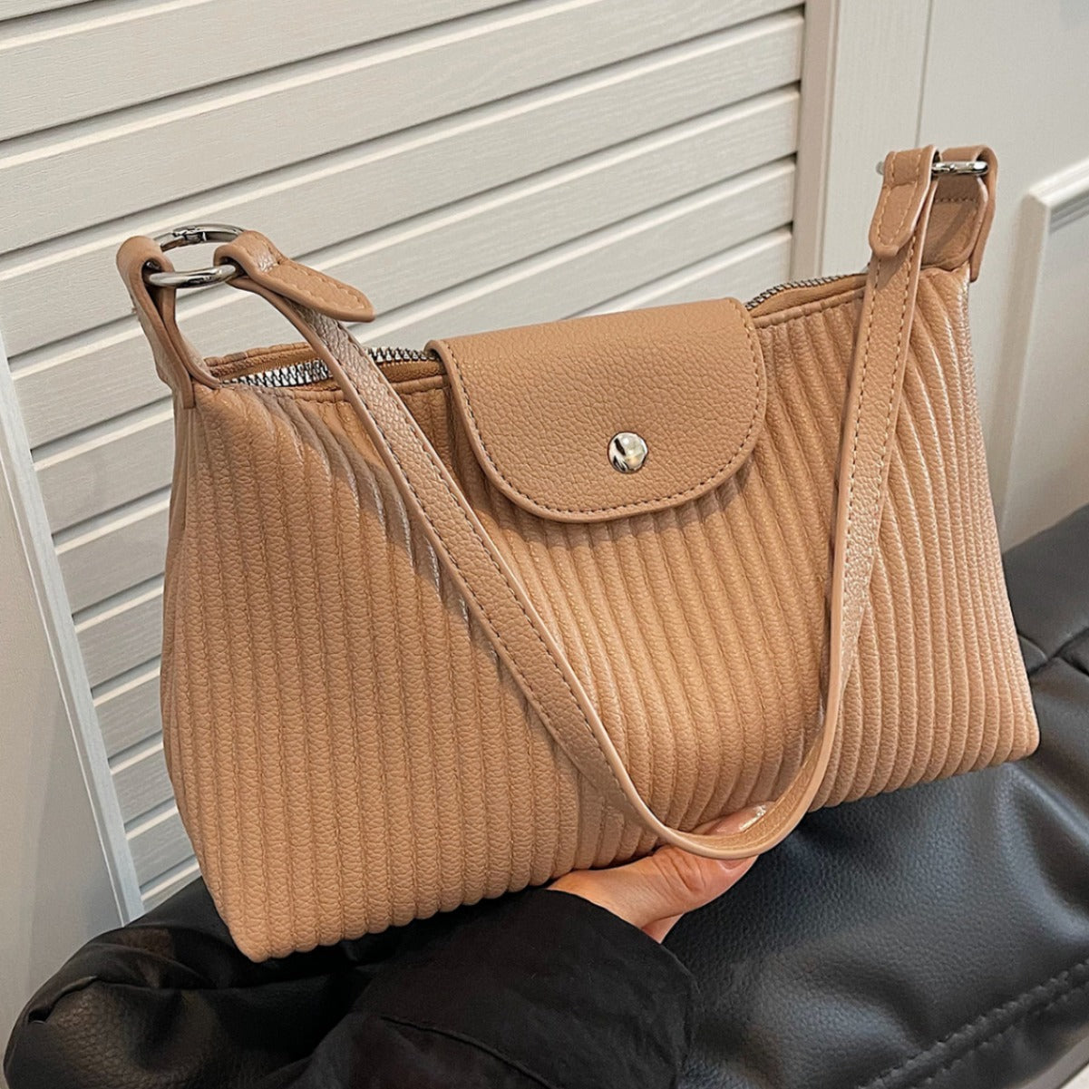 VAKKV 2025 Popular commuter handbag fashionable large-capacity bag women's popular new tote bag trendy versatile shoulder messenger bag