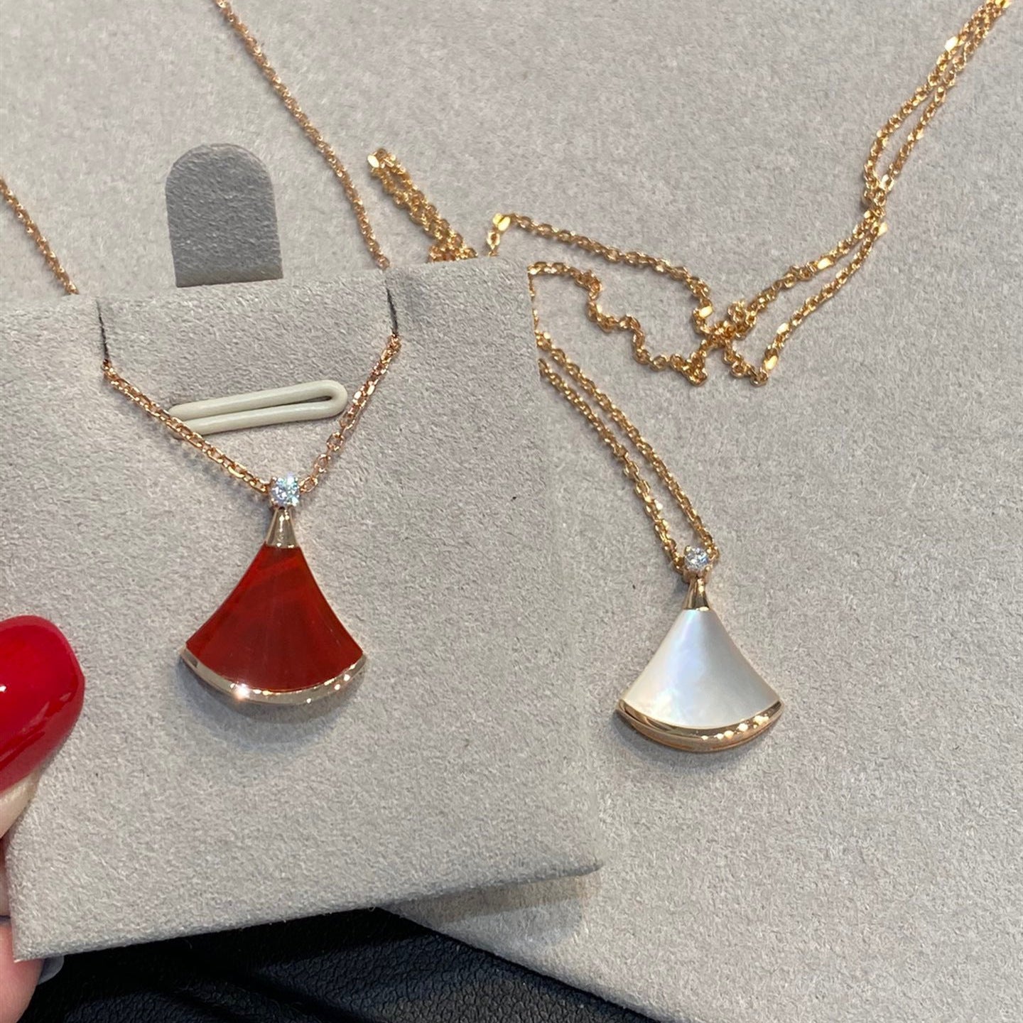 V Gold Small Skirt Necklace 2 Generation Moissanite Small Fan-Shaped 18K Rose Gold White Mother Shell Fritillary Carnelian Clavicle Chain