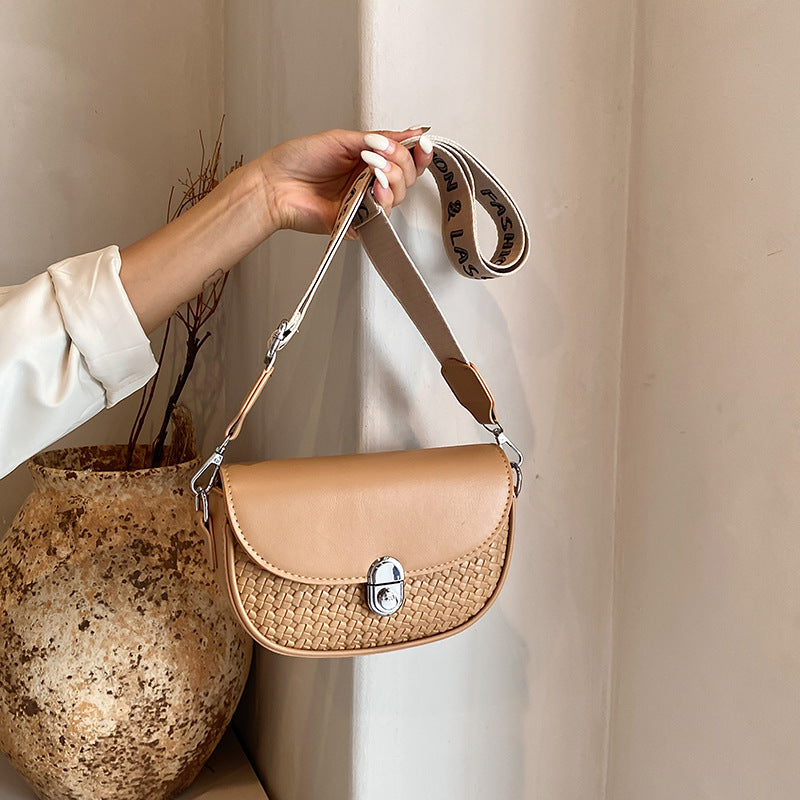 VAKKV 2025 Korean niche bag women's popular new trendy retro saddle bag premium Popular style messenger imitation woven small bag