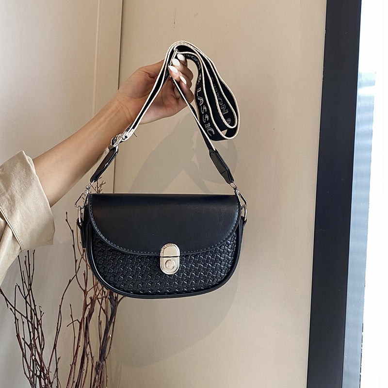VAKKV 2025 Korean niche bag women's popular new trendy retro saddle bag premium Popular style messenger imitation woven small bag
