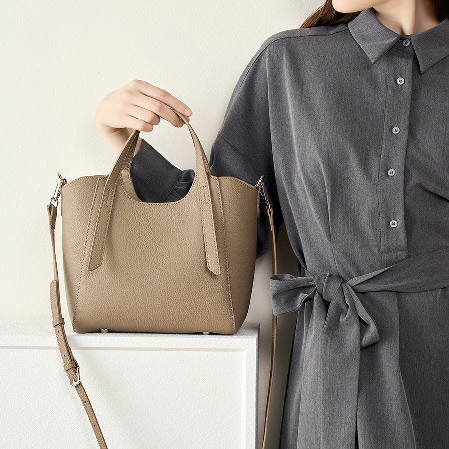 2025 The first layer of cowhide women's bag commuter texture hand bag popular new trend shoulder messenger bag