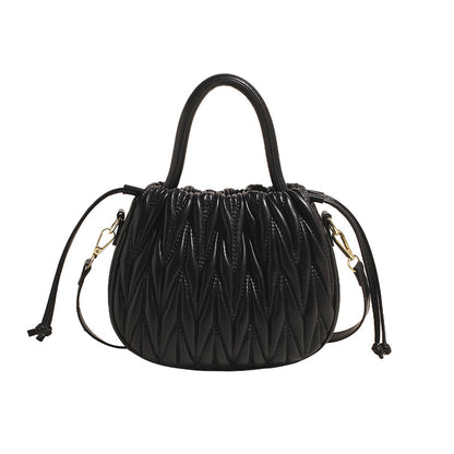 VAKKV 2025 Hand carrying fashionable pleated bucket bag women's popular new Korean version trendy shoulder bag for commuting to work large-capacity women's bag