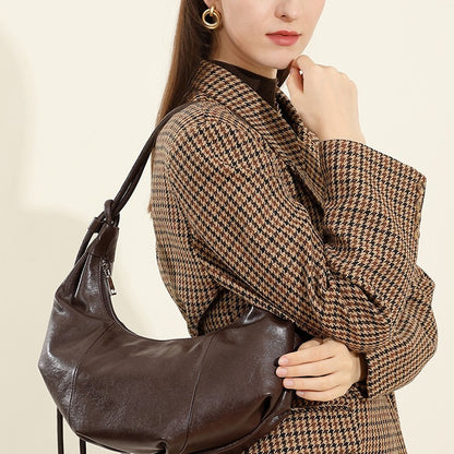2025 Leather fashion shoulder armpit bag popular autumn and winter new commuter retro croissant bag messenger bag