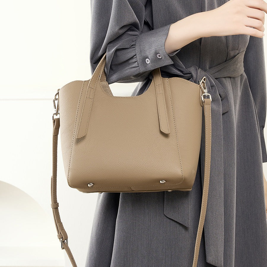 2025 The first layer of cowhide women's bag commuter texture hand bag popular new trend shoulder messenger bag