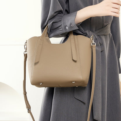 2025 The first layer of cowhide women's bag commuter texture hand bag popular new trend shoulder messenger bag