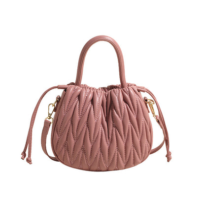 VAKKV 2025 Hand carrying fashionable pleated bucket bag women's popular new Korean version trendy shoulder bag for commuting to work large-capacity women's bag