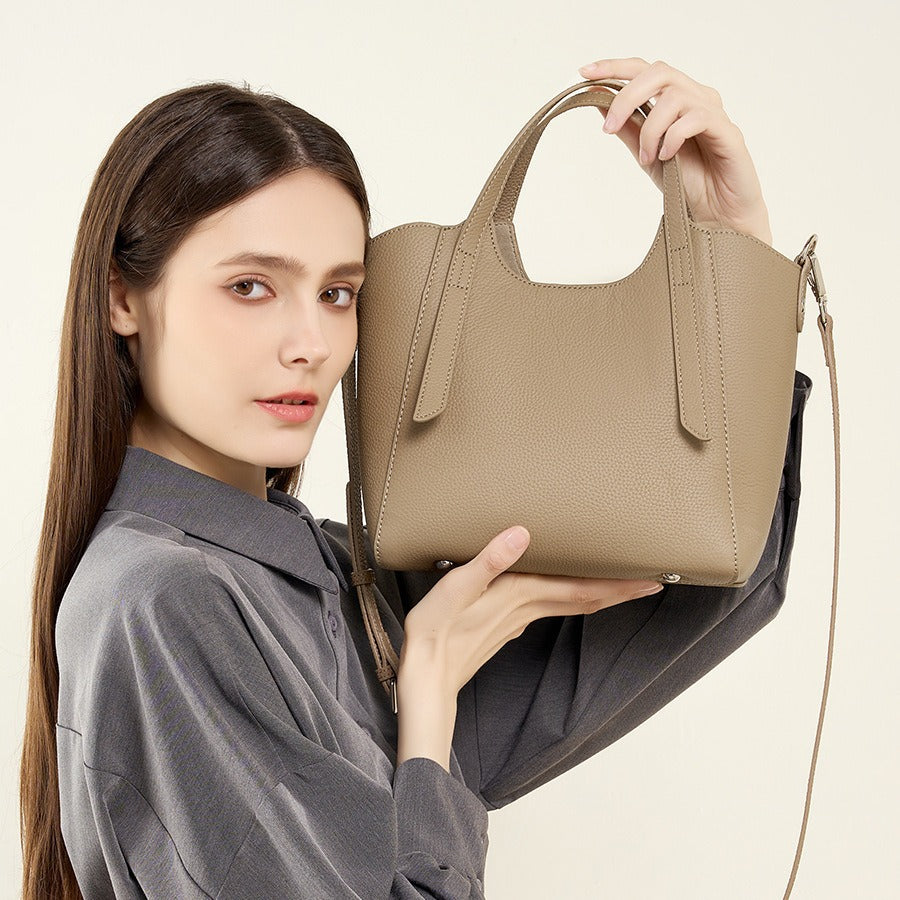 2025 The first layer of cowhide women's bag commuter texture hand bag popular new trend shoulder messenger bag