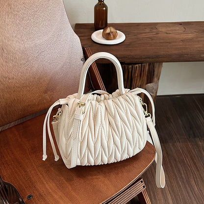 VAKKV 2025 Hand carrying fashionable pleated bucket bag women's popular new Korean version trendy shoulder bag for commuting to work large-capacity women's bag